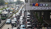 Tol Dalam Kota juga terpantau macet. 