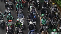 Pengendara menerobos kemacetan di kawasan Pancoran, Jl Gatot Subroto, Jakarta Selatan, Senin (19/2/2024).