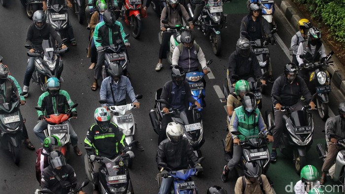 Awal pekan kembali datang, kemacetan pun kembali menyapa Jakarta. Seperti terlihat di kawasan Pancoran, Jl Gatot Subroto, Jakarta Selatan.