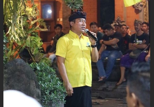 Ayah Mahalini, I Gede Suraharja, yang menjadi caleg Golkar untuk DPRD Badung.