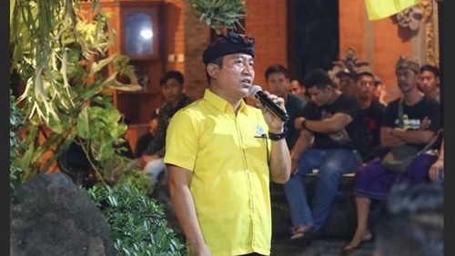 Ayah Mahalini, I Gede Suraharja, yang menjadi caleg Golkar untuk DPRD Badung.