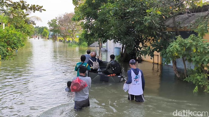 Banjir Akibat Luapan Kali Lamong Sejumlah desa di dekat aliran Kali Lamong, Gresik menjadi langganan banjir setiap musim penghujan, Senin (19/2/20204).