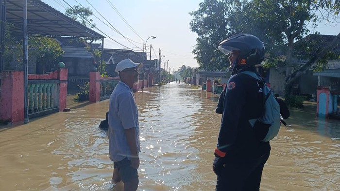 Banjir di Gresik karena Kali Lemong meluap.