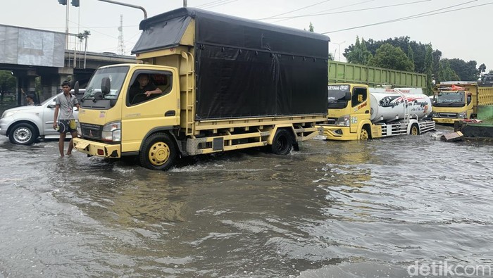 Banjir merendam ruas jalan Letda Sudjono Medan menyebabkan ratusan kendaraan terjebak macet. (Kartika Sari/detikSumut)