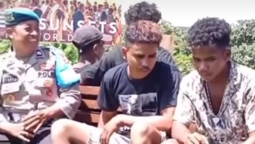 Dua di antara pelaku bentrokan di Jimbaran, yang diamankan polisi, Minggu (19/2/2024).