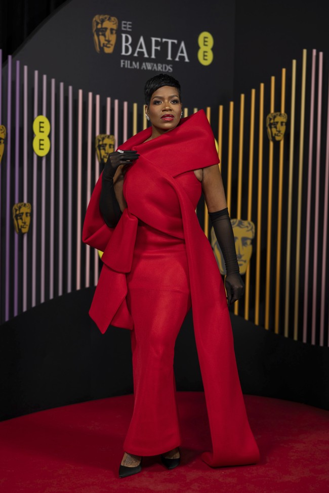 Purple no more. Bintang ‘The Color Purple’ Fantasia Barrino-Taylor bersolek dengan kreasi Benchellal berwarna merah. (Foto: Vianney Le Caer/Invision/AP)