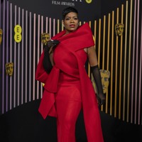 Purple no more. Bintang ‘The Color Purple’ Fantasia Barrino-Taylor bersolek dengan kreasi Benchellal berwarna merah. (Foto: Vianney Le Caer/Invision/AP)