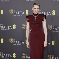 Chain of pearls. Cate Blanchett menggaungkan semangat sustainability dengan gaun merah burgundy Louis Vuitton. Gaun tersebut dihiasi detail rantai yang terbuat dari mutiara lama dari gaunnya di BAFTA Awards tahun lalu. (Foto: Getty Images)