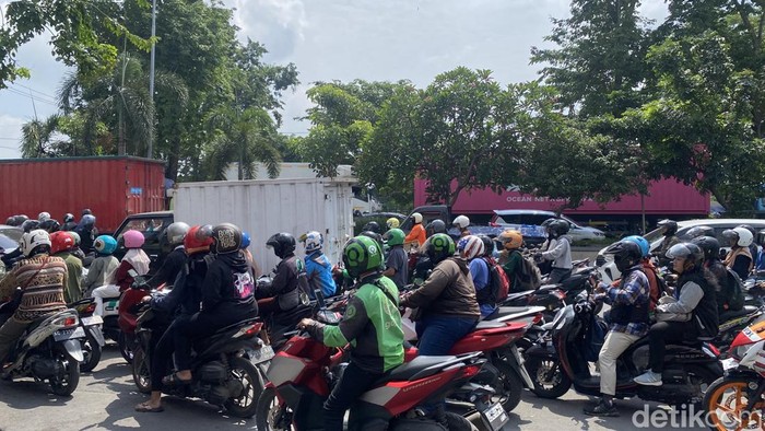 Bundaran Waru macet parah karena bus mogok.