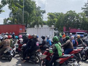 Bundaran Waru-A Yani Atau Sebaliknya Macet Horor, Pengendara Terjebak 2 Jam