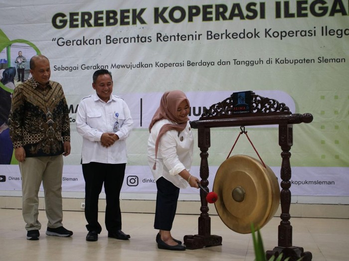 Bupati Sleman, Kustini Sri Purnomo meluncurkan kegiatan Gerebek Koperasi Ilegal di Sleman, Rabu (1/11/2023).