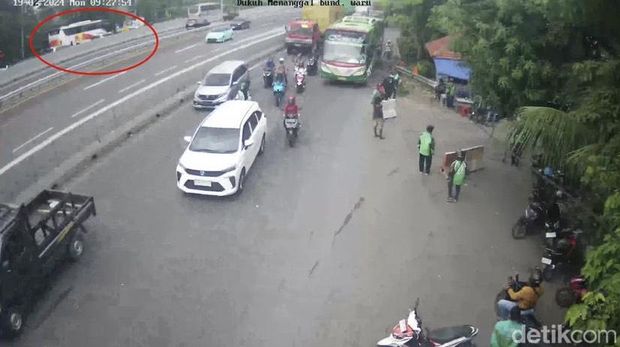 bus mogok lalin bundaran waru sampe a yani macet