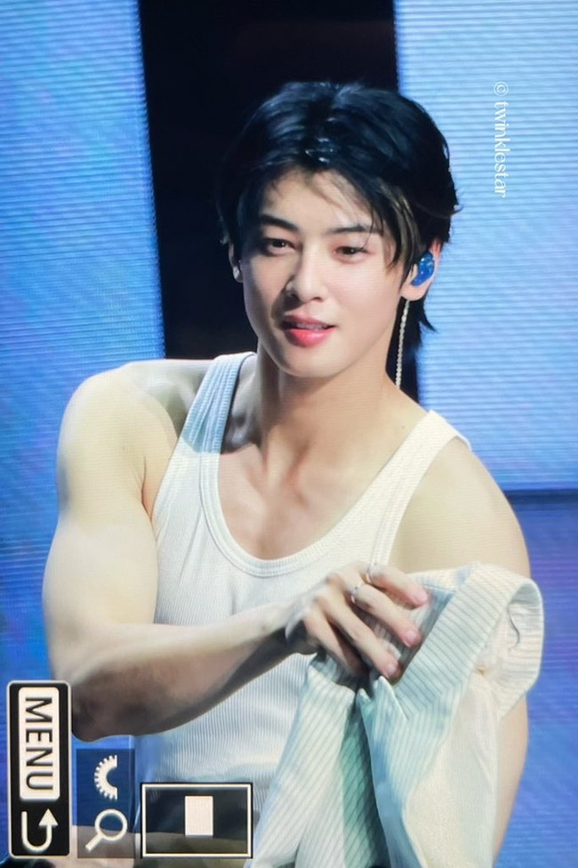 Cha Eun Woo yang sering disebut dokter bedah plastik sebagai idol Kpop dengan wajah sempurna ternyata tak ada di urutan pertama daftar yang dibuat Dokter Lee Kyung-mook. Kali ini visual pesonel grup Astro itu kalah dari V ‘BTS’ dan Kim Yohan ‘WEi.’ Foto: dok. Twitter @twinklestar_cha