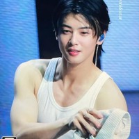 Cha Eun Woo yang sering disebut dokter bedah plastik sebagai idol Kpop dengan wajah sempurna ternyata tak ada di urutan pertama daftar yang dibuat Dokter Lee Kyung-mook. Kali ini visual pesonel grup Astro itu kalah dari V ‘BTS’ dan Kim Yohan ‘WEi.’ Foto: dok. Twitter @twinklestar_cha