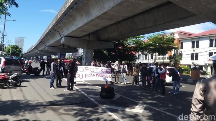 Demo di depan Kantor KPU Sulsel di Makassar.