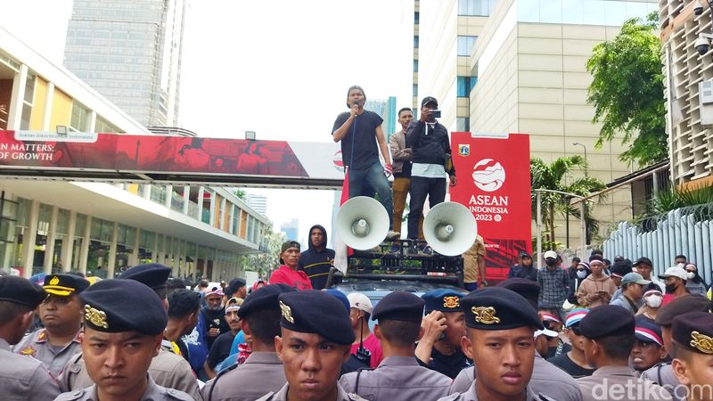 Demonstrasi di depan Bawaslu RI, Jakarta Pusat, 19 Februari 2024. (Kurniawan Fadilah/detikcom)