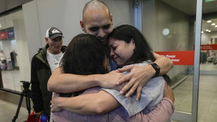 María Hastings, who lives in Tampa, FL, embraces for first time her biological mother upon her arrival to the airport in Santiago, Chile, Sunday, Feb. 18, 2024. Hasting's trip was organized by Connecting Roots, an organization that helps reunite with their Chilean biological families children who were taken to be put up for adoption during the dictatorship of Gen. Augusto Pinochet. (AP Photo/Esteban Felix)