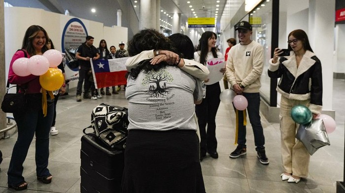Dicuri Sejak Lahir, Orang Tua di Chile Bertemu Kembali Anak-anak Kandungnya MarΓa Hastings, who lives in Tampa, FL, embraces for first time her biological mother upon her arrival to the airport in Santiago, Chile, Sunday, Feb. 18, 2024. Hasting's trip was organized by Connecting Roots, an organization that helps reunite with their Chilean biological families children who were taken to be put up for adoption during the dictatorship of Gen. Augusto Pinochet. (AP Photo/Esteban Felix)