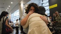 Anak-anak ini dipertemukan dengan keluarga mereka oleh Connecting Roots, sebuah organisasi yang membantu menyatukan kembali anak-anak yang dicuri dengan keluarga kandung mereka di Chile.  
