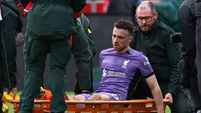 Soccer Football - Premier League - Brentford v Liverpool - Brentford Community Stadium, London, Britain - February 17, 2024 Liverpools Diogo Jota is placed on a stretcher after sustaining an injury Action Images via Reuters/Andrew Boyers NO USE WITH UNAUTHORIZED AUDIO, VIDEO, DATA, FIXTURE LISTS, CLUB/LEAGUE LOGOS OR LIVE SERVICES. ONLINE IN-MATCH USE LIMITED TO 45 IMAGES, NO VIDEO EMULATION. NO USE IN BETTING, GAMES OR SINGLE CLUB/LEAGUE/PLAYER PUBLICATIONS.