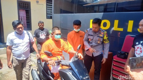 Dua orang pelaku pencurian sepeda motor, GM (23) dan KE (25) dihadirkan saat rilis, Senin (19/2/2024) di Mapolres Buleleng. (Made Wijaya Kusuma)