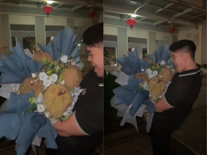 Pria diberikan buket durian