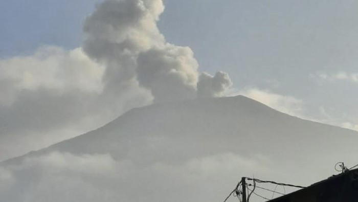 Erupsi Gunung Marapi pagi ini yang direkam oleh masyarakat (dok. Istimewa)