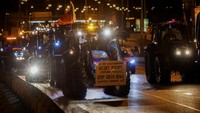 Sebanyak ratusan traktor melakukan konvoi ke Praha dalam gelombang aksi protes petani di Ceko.