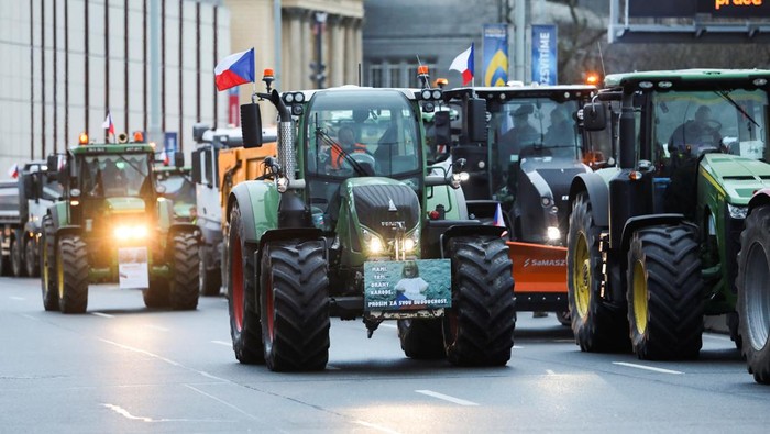 Farmers drive tractors during a protest against European Union agricultural policies, grievances shared by farmers across Europe, in Prague, Czech Republic, February 19, 2024. REUTERS/Eva Korinkova