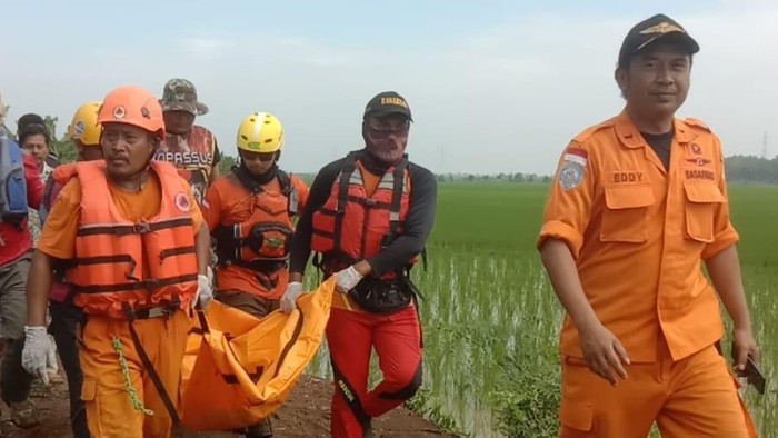 Evakuasi siswa SD di Indramayu yang tengelam.