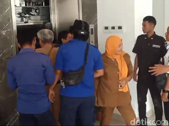 Evakuasi tiga karyawan yang terjebak lift macet di Kantor Pemkab Brebes, Senin (19/2/2024) siang.