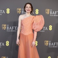 Orange is the new black. Peluang Emma Stone untuk menyabet gelar aktris utama terbaik di salah satu ajang penghargaan film berprestise ini secerah gaun jingga Louis Vuitton yang membungkus tubuhnya. (Foto: Mike Marsland/Getty Images)