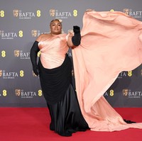 Size does matter. Gaun Robert Wun yang menjadi andalan DaVine Joy Randolph dilengkapi cape dramatis yang mencuri atensi. (Foto: Karwai Tang/Getty Images)