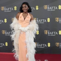 Sister from another feather. Hiasan bulu juga menjadi statement gaun Bottega Veneta yang menjadi pilihan aktris Ayo Edebiri. (Foto: John Phillips/Getty Images)