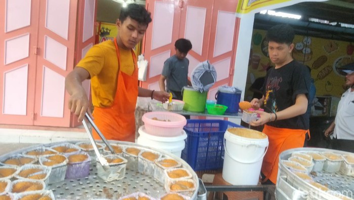 Foto: Penjual apang bugis khas Sulawesi Selatan diserbu pembeli di Asahan. (Perdana Ramadhan/detikSumut)