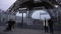 Begini suasana Menara Eiffel, Paris, Prancis, yang ditutup sementara pada, Senin (19/2/2024) akibat pemogokan para karyawan menara.