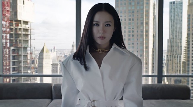 Ibu satu anak itu tampil sebagai model dalam campaign terbaru Valentino bersama model Amerika Kaia Gerber dan penyanyi Taiwan Jolin Tsai. Mereka melakukan pemotretan di New York, Amerika Serikat. Foto: dok. Valentino