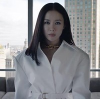 Ibu satu anak itu tampil sebagai model dalam campaign terbaru Valentino bersama model Amerika Kaia Gerber dan penyanyi Taiwan Jolin Tsai. Mereka melakukan pemotretan di New York, Amerika Serikat. Foto: dok. Valentino