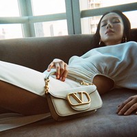 Penampilan berani Son Ye Jin ditandai dengan belahan rok yang cukup tinggi. Foto: dok. Valentino