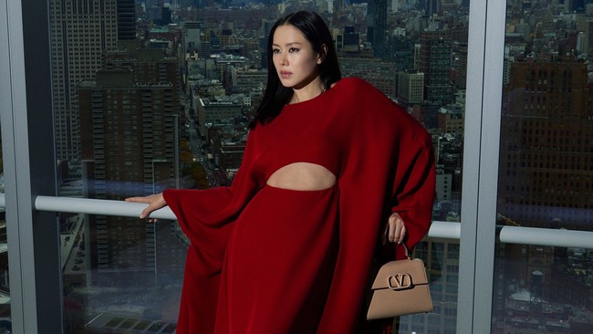 Meskipun memakai gaun terbuka, penampilan Son Ye Jin dinilai netizen Korea tidak terlihat vulgar namun justru berkelas. Foto: dok. Valentino