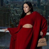 Meskipun memakai gaun terbuka, penampilan Son Ye Jin dinilai netizen Korea tidak terlihat vulgar namun justru berkelas. Foto: dok. Valentino