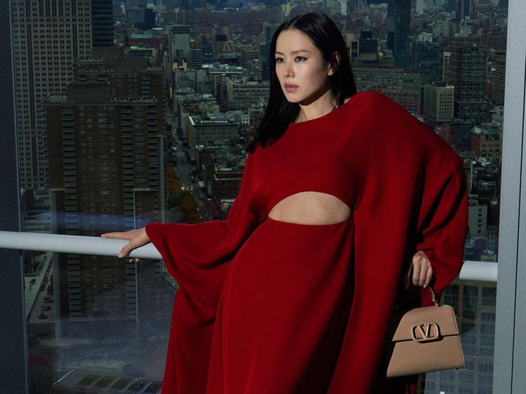 8 Gaya Badass Son Ye Jin di Campaign Valentino, Otot Perut Terekspos
