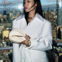 Son Ye Jin membuat penggemar pangling dengan penampilannya sebagai model campaign Valentino L’École Spring/Summer 2024 yang dirilis hari ini, Senin (19/2/2024). Foto: dok. Valentino