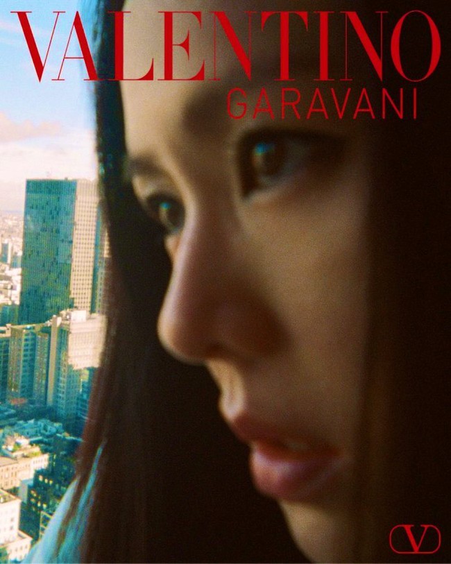 Creative Director Valentino, Pierpaolo Piccioli mengungkap bahwa dia memilih Jolin Tsai, Kaia Gerber, dan Son Ye Jin sebagai model karena menggambarkan koleksi L’École, dengan fokus pada femininitas. Foto: dok. Valentino