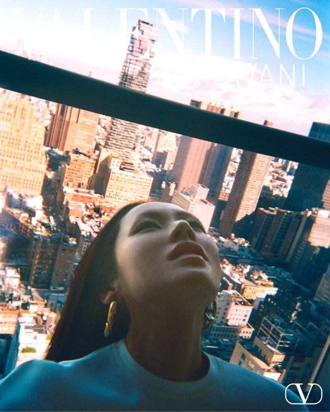 Son Ye Jin tampak natural kala berpose sambil bersandar di depan jendela gedung World Trade Center 7 yang menyuguhkan pemandangan gedung pencakar langit. Foto: dok. Valentino