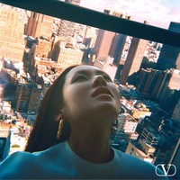 Son Ye Jin tampak natural kala berpose sambil bersandar di depan jendela gedung World Trade Center 7 yang menyuguhkan pemandangan gedung pencakar langit. Foto: dok. Valentino