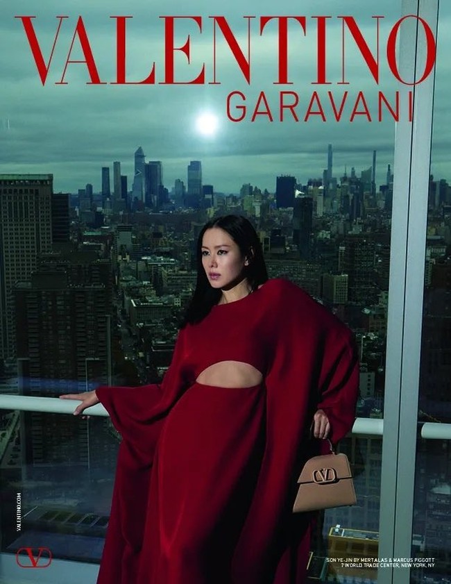 Selama ini, Son Ye Jin dikenal dengan imej pure dan soft, memiliki riasan wajah yang fresh. Kini, dia tampil dengan makeup bold bahkan mengenakan gaun terbuka yang mengekspos pinggang dan otot perutnya. Foto: dok. Valentino