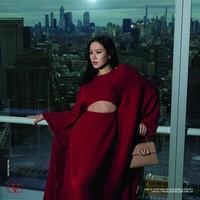 Selama ini, Son Ye Jin dikenal dengan imej pure dan soft, memiliki riasan wajah yang fresh. Kini, dia tampil dengan makeup bold bahkan mengenakan gaun terbuka yang mengekspos pinggang dan otot perutnya. Foto: dok. Valentino