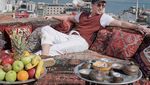 Gaya Mewah Verrel Bramasta Saat Nikmati Steak hingga Floating Breakfast