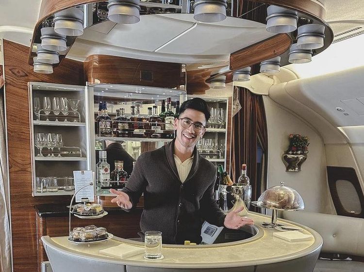 Gaya Mewah Verrel Bramasta Saat Nikmati Steak hingga Floating Breakfast